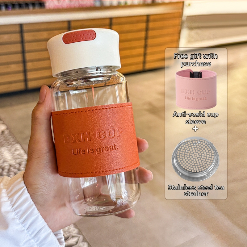 Стъклена чаша от боросиликатно стъкло с калъф за чаша — термоустойчива, изолирана и непроливаща.