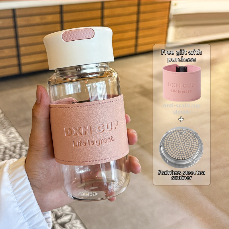 Стъклена чаша от боросиликатно стъкло с калъф за чаша — термоустойчива, изолирана и непроливаща.