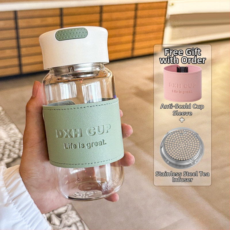 Стъклена чаша от боросиликатно стъкло с калъф за чаша — термоустойчива, изолирана и непроливаща.