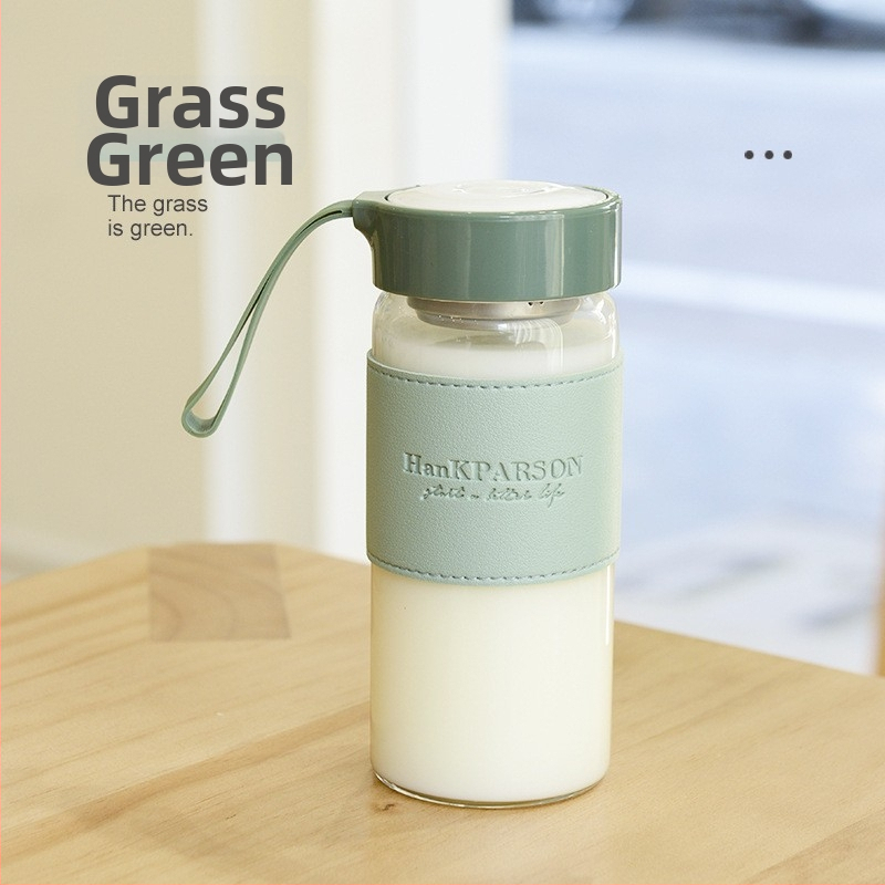 Стъклена чаша от боросиликатно стъкло с калъф за чаша — термоустойчива, изолирана и непроливаща.