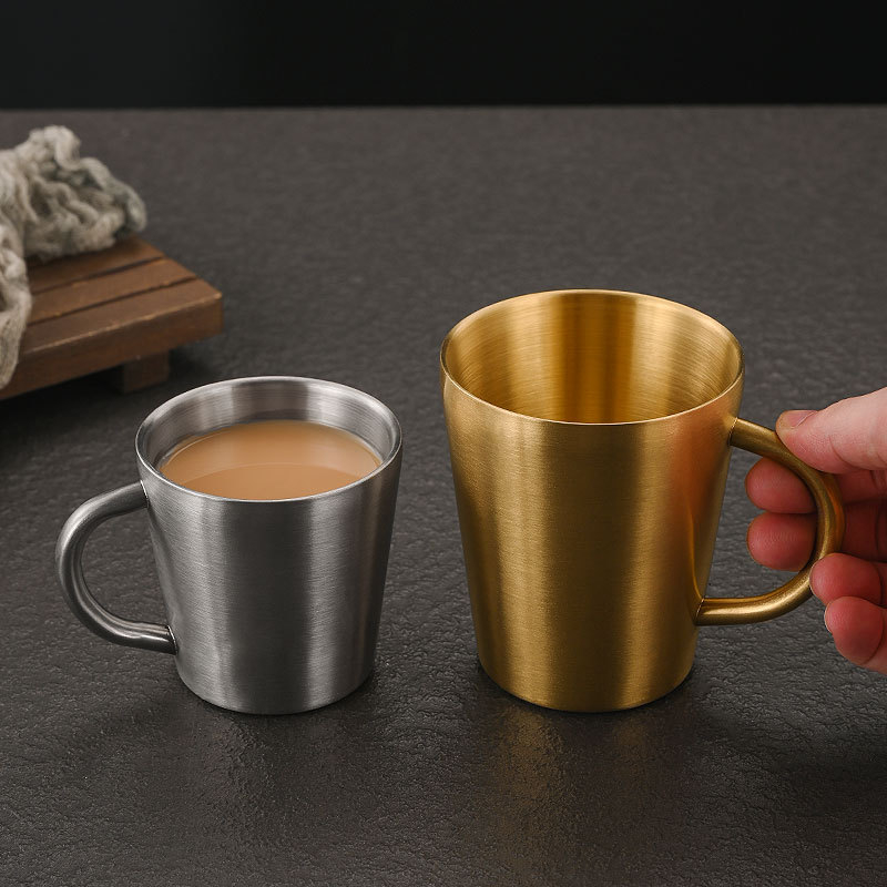 Dvigubo sienelių nerūdijančio plieno puodelis su rankena — didelė talpa, tinkama alui, pienui ir vandeniui, su individualiu logotipu