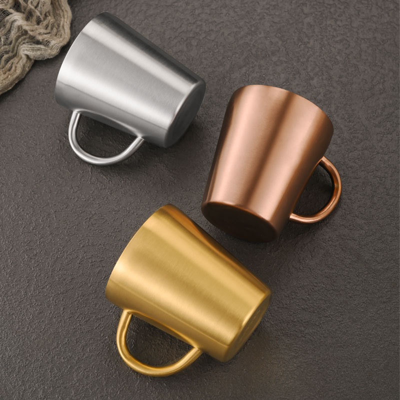 Dvigubo sienelių nerūdijančio plieno puodelis su rankena — didelė talpa, tinkama alui, pienui ir vandeniui, su individualiu logotipu