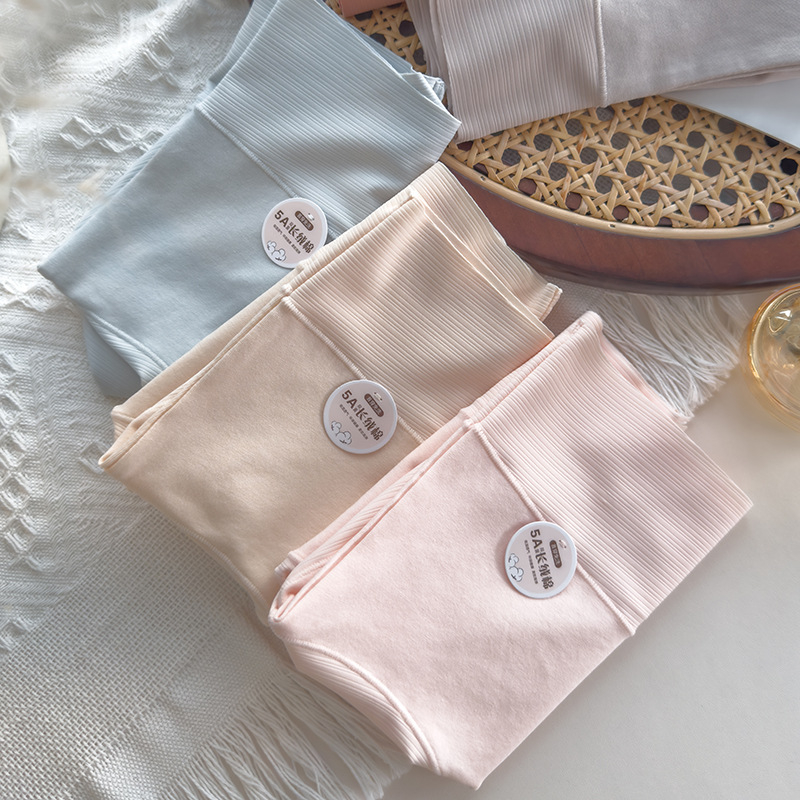 Moteriškos medvilninės aukšto liemens kelnaitės – kvėpuojančios, antibakterinės, sėdmenų pakėlimo palaikymas, kirkšnies pamušalas iš Mulberry šilko, 90–95% medvilnės, mezginys, visiems sezonams