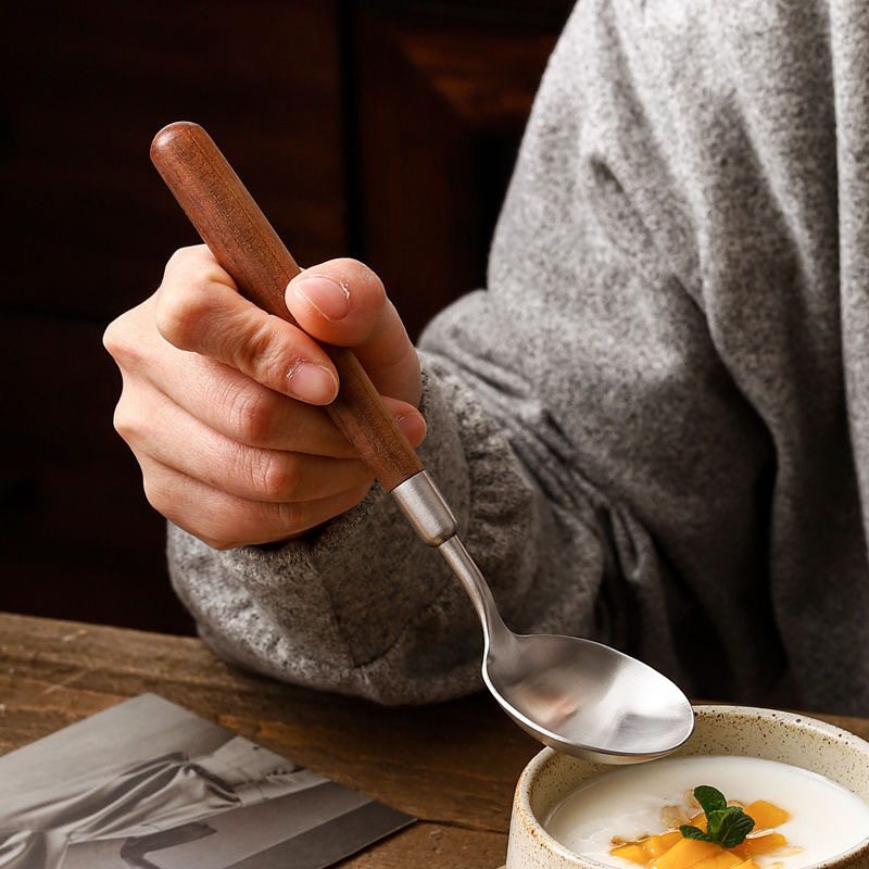 Комплект прибори за хранене: нож за стейк, вилица, лъжица и десертна лъжица с дръжка от орехово дърво, 304 неръждаема стомана, ръчна изработка, стил лек лукс