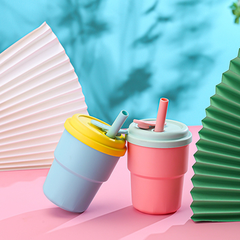 Vaikų gėrimų puodelis su silikonine šiaudeliu, plastmasinis, animacinio stiliaus, atsparus kritimui