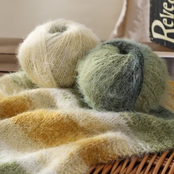 Rankų darbo megzta kepurė, šalikai ir lakatas – mišri siūlai; žiedinis verpimas; grupinis siūlas; Prekės ženklas: Van sen