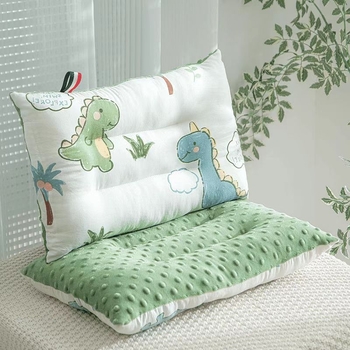 Kūdikio ir vaikų stačiakampė pagalvė su poliesterio pluošto įdaru, aukštis 1–5 cm, svoris iki 0,5 kg, skirta vaikams nuo 1 iki 6 metų