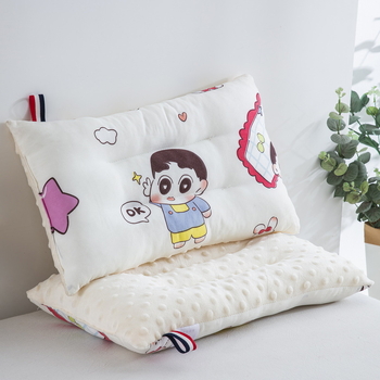 Kūdikio ir vaikų stačiakampė pagalvė su poliesterio pluošto įdaru, aukštis 1–5 cm, svoris iki 0,5 kg, skirta vaikams nuo 1 iki 6 metų