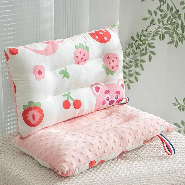 Kūdikio ir vaikų stačiakampė pagalvė su poliesterio pluošto įdaru, aukštis 1–5 cm, svoris iki 0,5 kg, skirta vaikams nuo 1 iki 6 metų