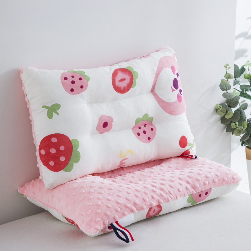 Kūdikio ir vaikų stačiakampė pagalvė su poliesterio pluošto įdaru, aukštis 1–5 cm, svoris iki 0,5 kg, skirta vaikams nuo 1 iki 6 metų