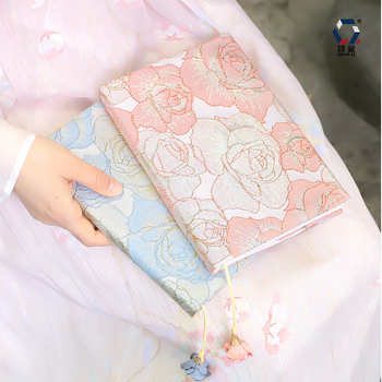 Copertă de carte din pânză, lucrată manual, pentru caiet, cu țesătură brocart cu motiv de păpădie; Marcă: Other; Material: Other; Import: Nu; Mărci private licențiate: Da; Potrivit pentru cadouri de afaceri.