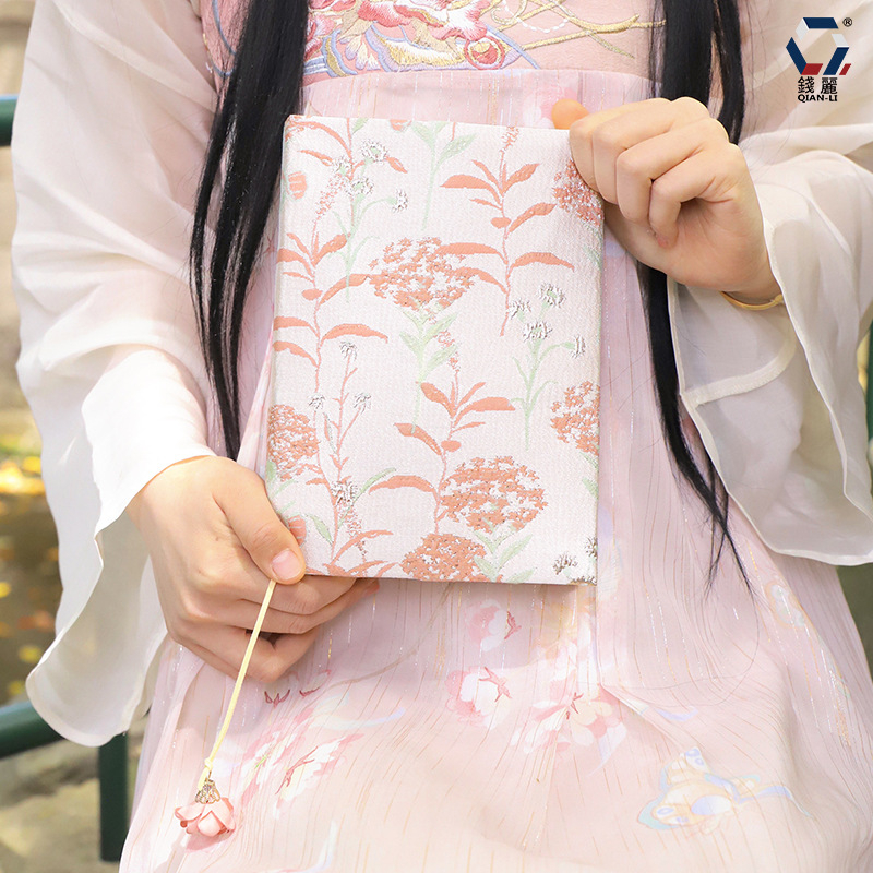 Copertă de carte din pânză, lucrată manual, pentru caiet, cu țesătură brocart cu motiv de păpădie; Marcă: Other; Material: Other; Import: Nu; Mărci private licențiate: Da; Potrivit pentru cadouri de afaceri.