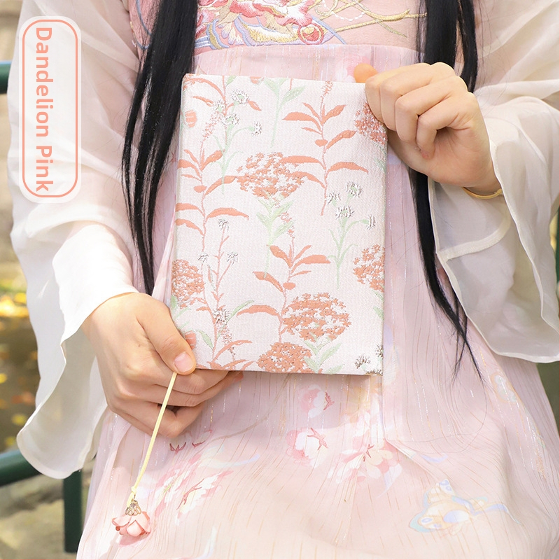 Copertă de carte din pânză, lucrată manual, pentru caiet, cu țesătură brocart cu motiv de păpădie; Marcă: Other; Material: Other; Import: Nu; Mărci private licențiate: Da; Potrivit pentru cadouri de afaceri.