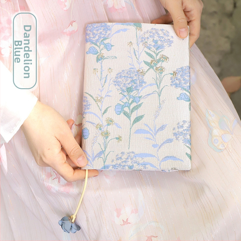 Copertă de carte din pânză, lucrată manual, pentru caiet, cu țesătură brocart cu motiv de păpădie; Marcă: Other; Material: Other; Import: Nu; Mărci private licențiate: Da; Potrivit pentru cadouri de afaceri.