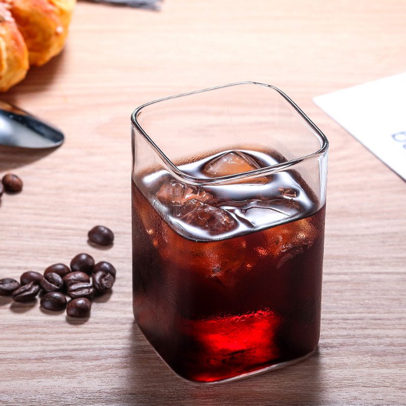 Стъклена чаша за вода, боросиликатно стъкло, квадратна форма, без дръжка и капак, с отпечатано лого, ръчно духано