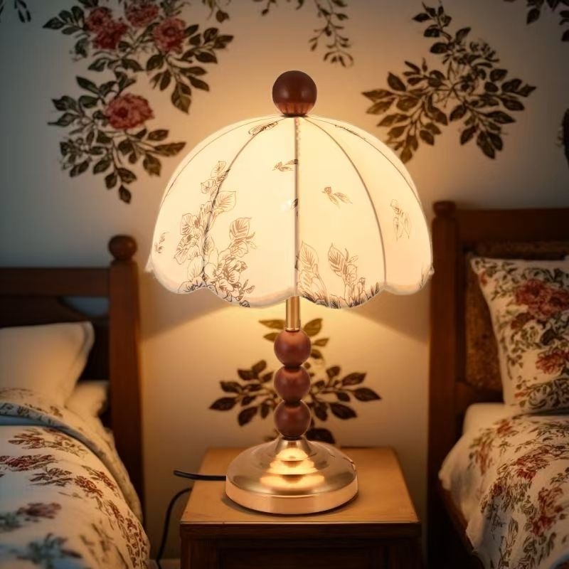 Stalo lempa su šilko gėlėmis; maitinama baterija, lazerinis šviesos šaltinis, galia 10–15W