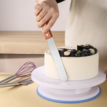Tortų dekoravimo sukamojo stalo rinkinys – Zilanya, plastikiniai kepimo įrankiai, dekoravimo antgaliai ir kremui šaukštelis, modernus minimalistinis dizainas