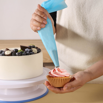 Tortų dekoravimo sukamojo stalo rinkinys – Zilanya, plastikiniai kepimo įrankiai, dekoravimo antgaliai ir kremui šaukštelis, modernus minimalistinis dizainas
