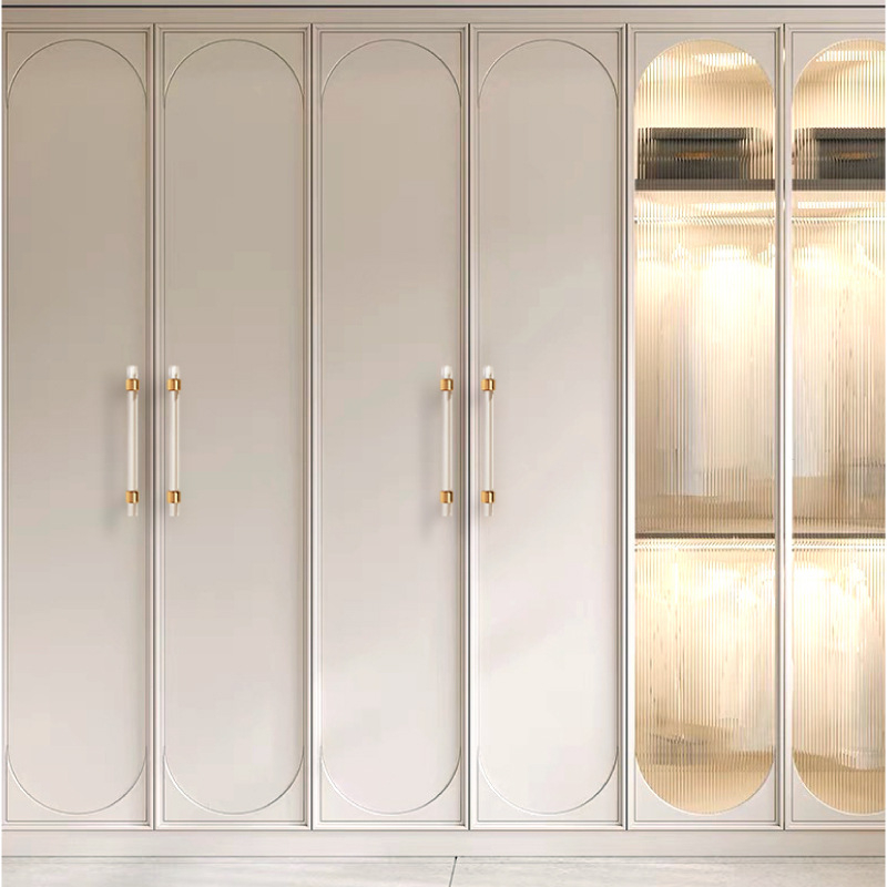 Mâner pentru ușile de dulap – Model 96 • Materiale: acrilic, aliaj de zinc • Stil: modern minimalist • Pentru ușile de dulap