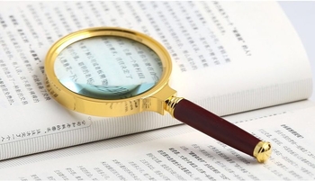 Mikroskopinis didinamoji lęšis su medine rankena, auksu dengtas plastikinės rėmas, Yun Chen prekės ženklas, Kinija kilmės, importas nėra.