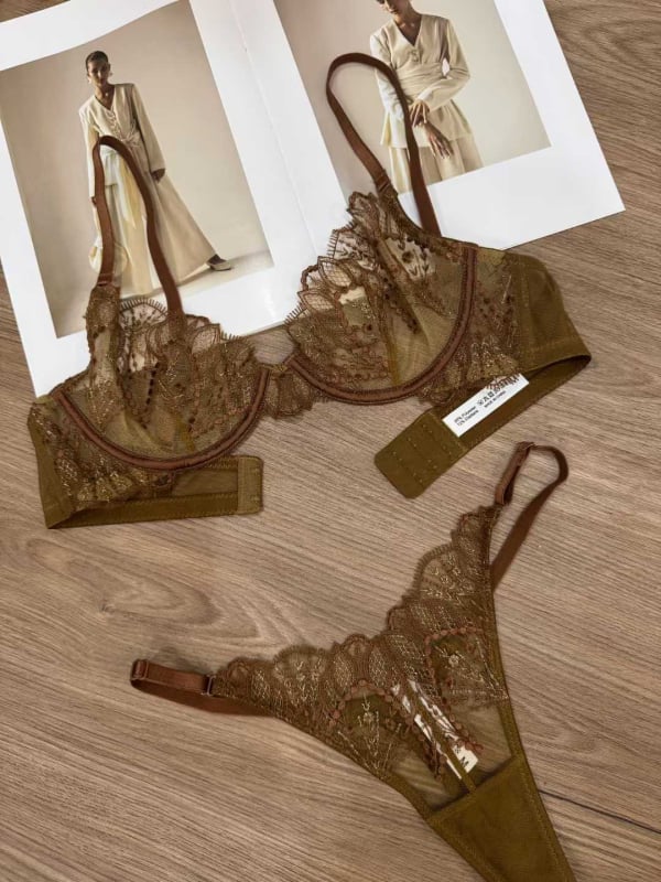 Nailono liemenėlių komplektas su ultratyniais formuoti košyčiais, 3/4 kaušai, fiksuotos petnešos, nugaros uždarymas su dviguba eilės sagtimi, pamušalas 100% spandekso