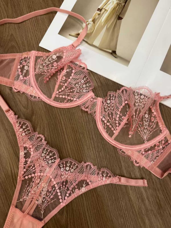 Nailono liemenėlių komplektas su ultratyniais formuoti košyčiais, 3/4 kaušai, fiksuotos petnešos, nugaros uždarymas su dviguba eilės sagtimi, pamušalas 100% spandekso