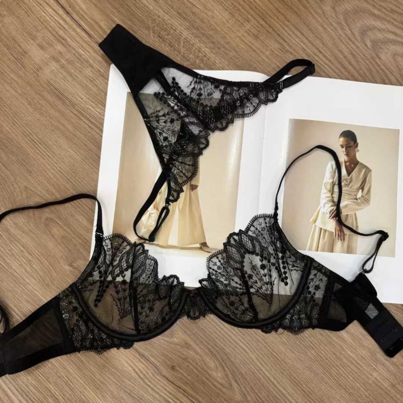 Nailono liemenėlių komplektas su ultratyniais formuoti košyčiais, 3/4 kaušai, fiksuotos petnešos, nugaros uždarymas su dviguba eilės sagtimi, pamušalas 100% spandekso