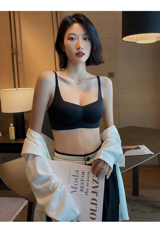 Kvadratinės kaklo liemenėlė, be siūlių, minkšta atrama, formuoti košyčiai su plonu viršumi ir storesniu apačia, pagrindinis audinys – nailonas, užpakalinė sagtis su keturiais kabliukais