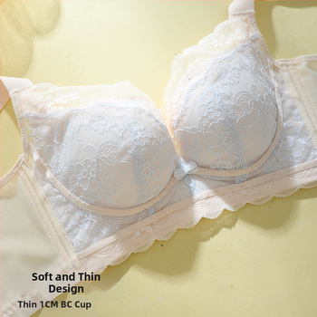 Nėrinių be vielos liemenėlė, 3/4 kupras, plonas formuojamas kupras, reguliuojamos petnešėlės, gale užsegimas su keturiais kabliukais, kvėpuojanti ir palaikanti