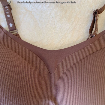 Liemenėlė be siūlių su 3/4 kaušeliu, fiksuotos petnešos, kvėpuojanti poliesterio medžiaga, nailono pamušalas, vidutinio formavimo kaušelis