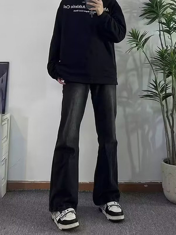 Muške traperice u retro stilu ravnog kroja s blagim širenjem nogavica, srednji pojas, pamuk denim, oprane i izgrebane