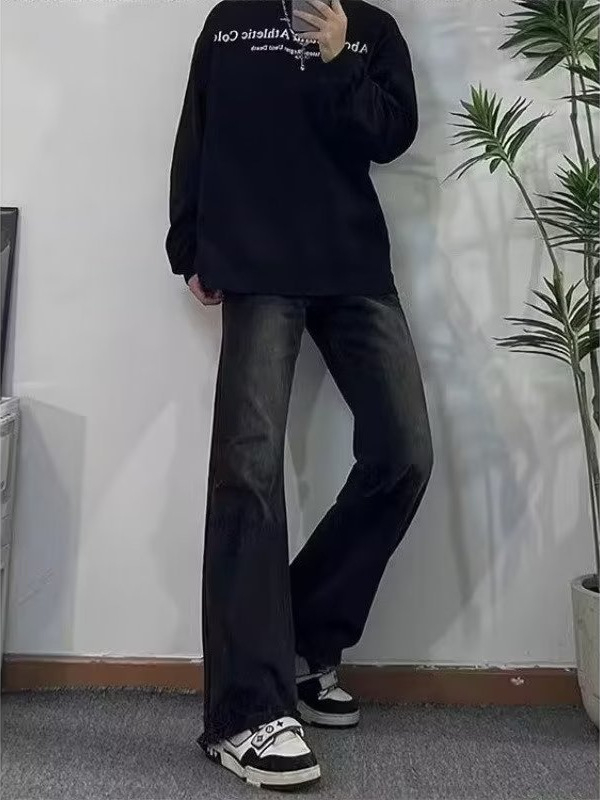Muške traperice u retro stilu ravnog kroja s blagim širenjem nogavica, srednji pojas, pamuk denim, oprane i izgrebane