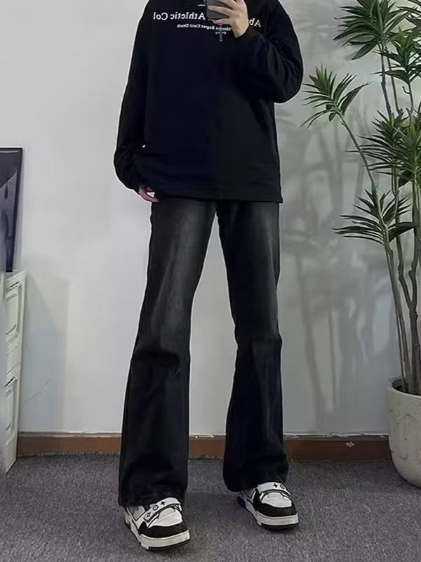 Muške traperice u retro stilu ravnog kroja s blagim širenjem nogavica, srednji pojas, pamuk denim, oprane i izgrebane