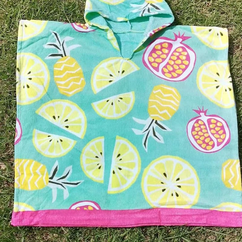 Vaikų medvilninis kapucinis rankšluosčio chalatas su spauda ir veliūro paviršiumi; svoris 300–400 g; siūlai 40s