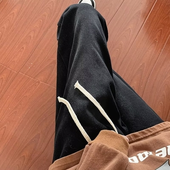 Jesenske muške traperice od denima – opušten kroj, srednji struk, vezanje u struku, ravne nogavice, casual stil.
