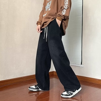 Jesenske muške traperice od denima – opušten kroj, srednji struk, vezanje u struku, ravne nogavice, casual stil.