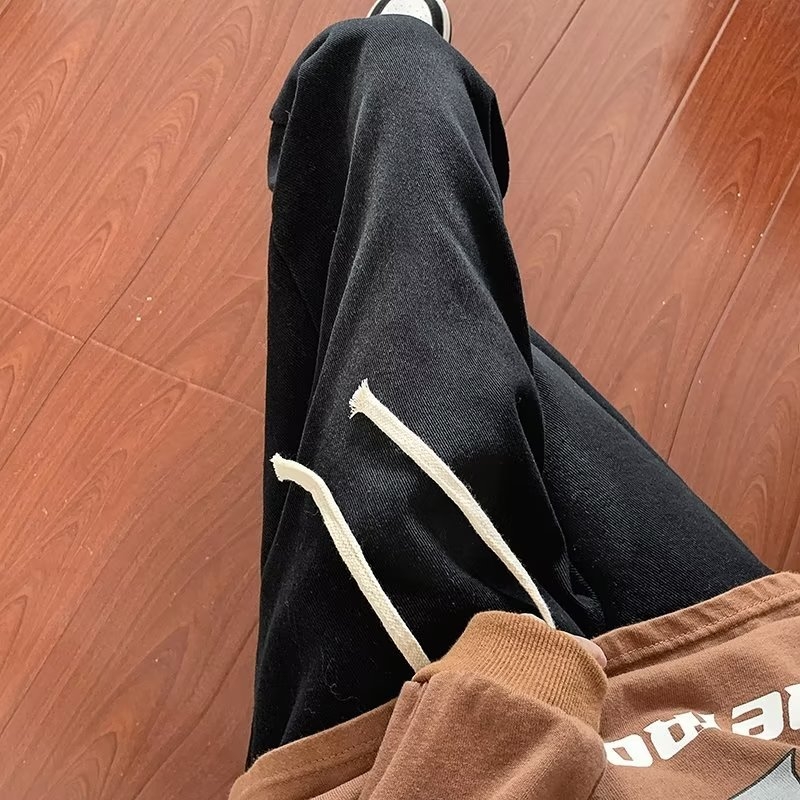 Jesenske muške traperice od denima – opušten kroj, srednji struk, vezanje u struku, ravne nogavice, casual stil.