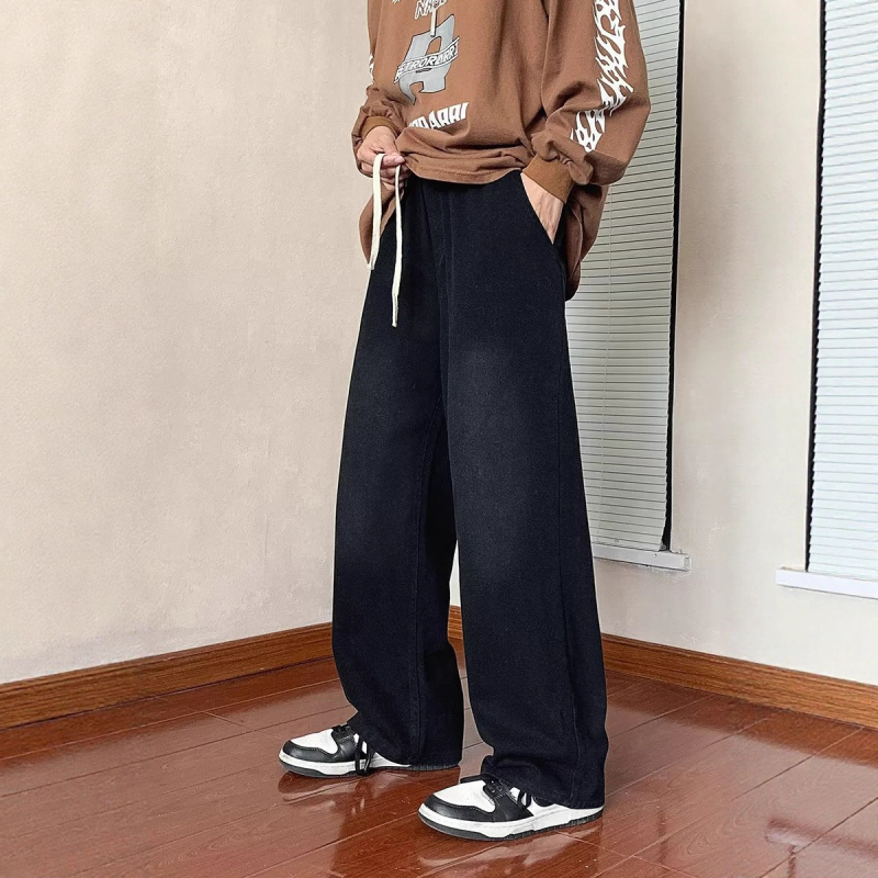 Jesenske muške traperice od denima – opušten kroj, srednji struk, vezanje u struku, ravne nogavice, casual stil.