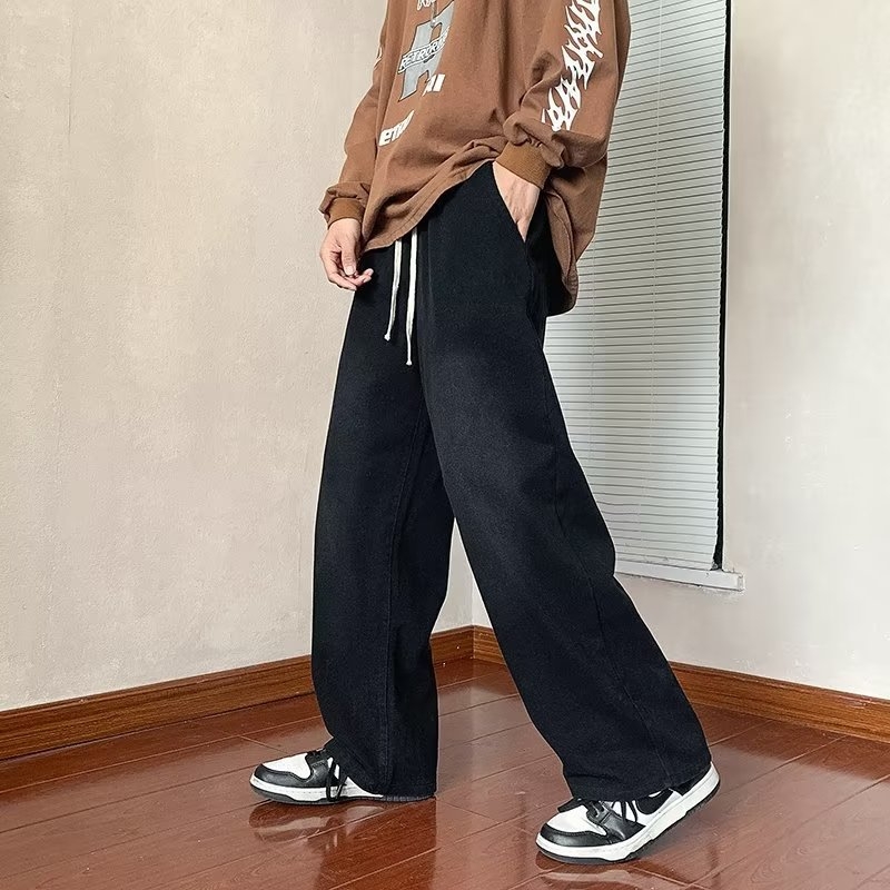 Jesenske muške traperice od denima – opušten kroj, srednji struk, vezanje u struku, ravne nogavice, casual stil.