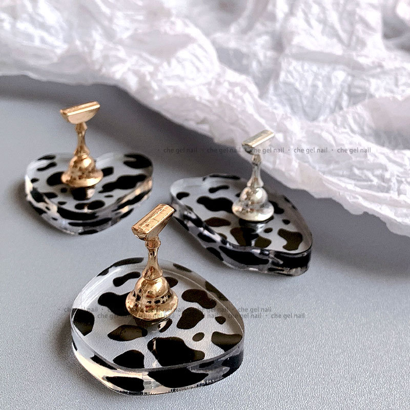 Маникюр тренировъчна държачна база с форма на сърце‑крава, сплав и електролитно покритие, цветова палитра за снимки