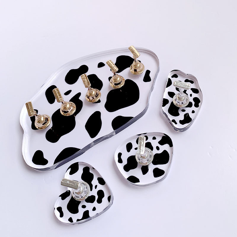 Маникюр тренировъчна държачна база с форма на сърце‑крава, сплав и електролитно покритие, цветова палитра за снимки