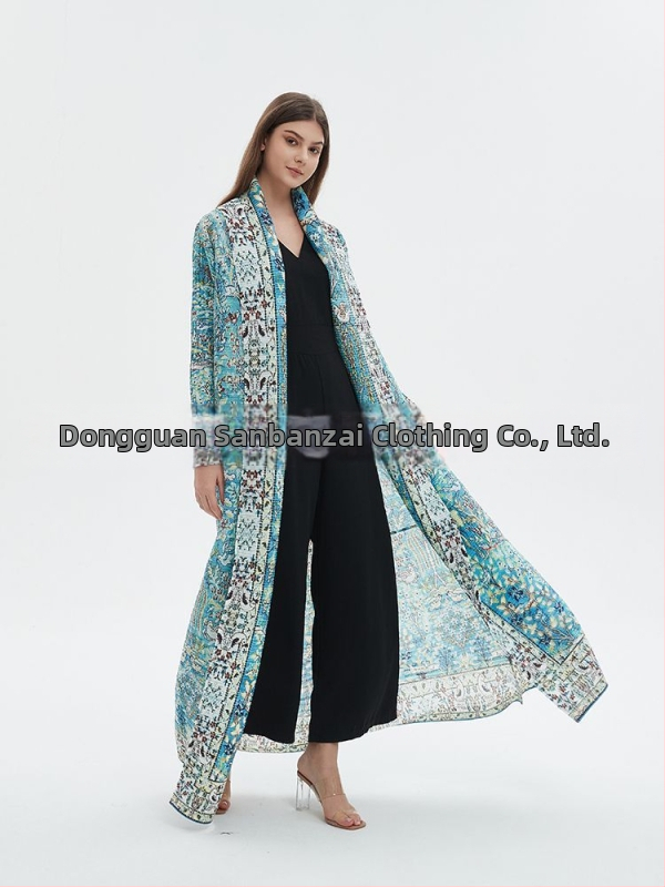 Poliesterio audinio striukė su spauda, ilgomis rankovėmis, laisvo kirpimo ir pusaukštos apykaklės