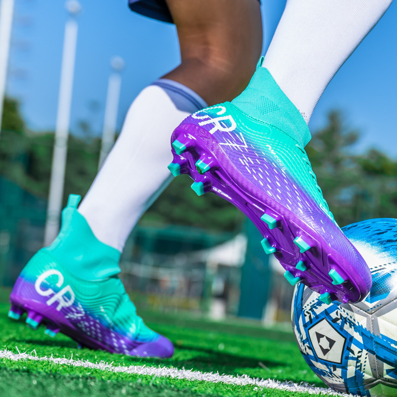 Futbolo bateliai su aukštu viršumi, ilgomis smeigėmis, viršutė iš sintetinės odos, neslystanti guma padas, tinka natūraliai ir dirbtinei žolei