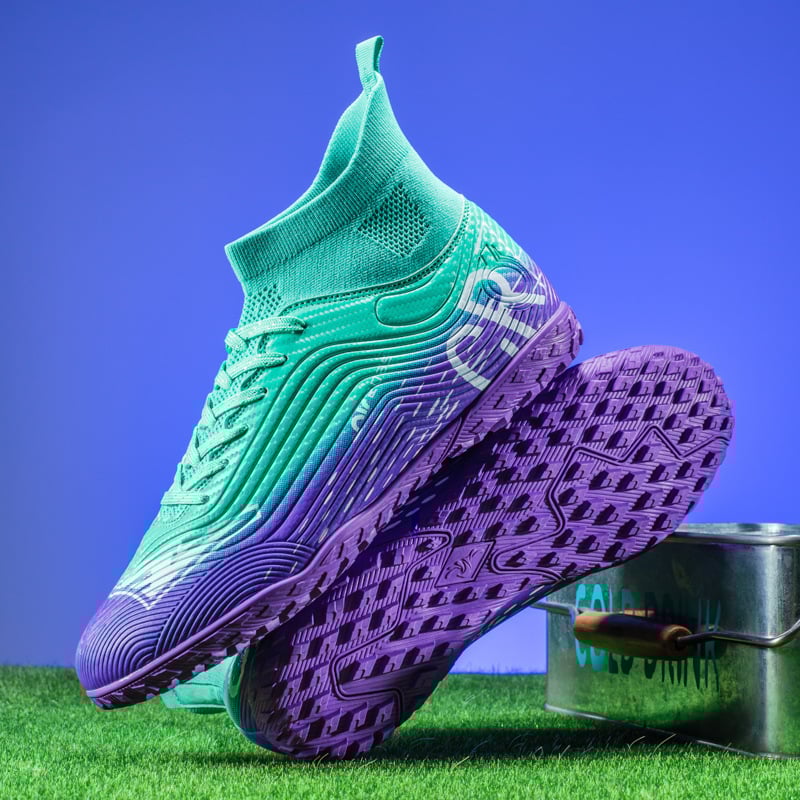 Futbolo bateliai su aukštu viršumi, ilgomis smeigėmis, viršutė iš sintetinės odos, neslystanti guma padas, tinka natūraliai ir dirbtinei žolei