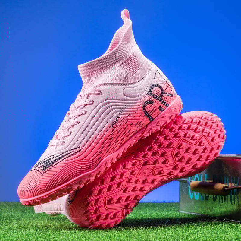 Futbolo bateliai su aukštu viršumi, ilgomis smeigėmis, viršutė iš sintetinės odos, neslystanti guma padas, tinka natūraliai ir dirbtinei žolei