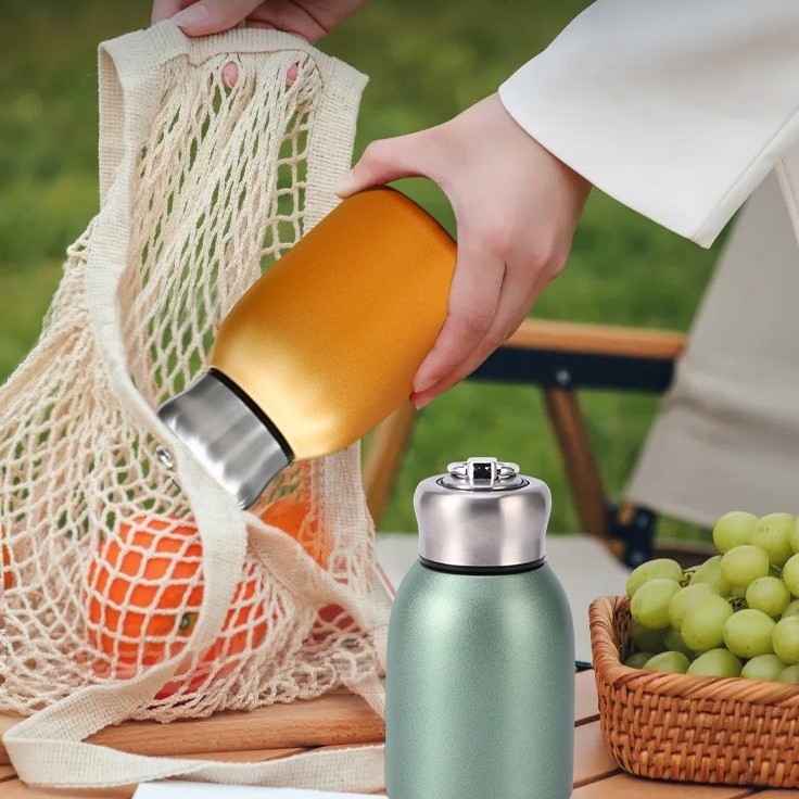 Sporto izoliacinis buteliukas su viduje 304 nerūdijančio plieno ir išorėje 201, 6–12 valandų šilumos izoliacija, logotipo spausdinimas įmanomas, išleista 2023 m.