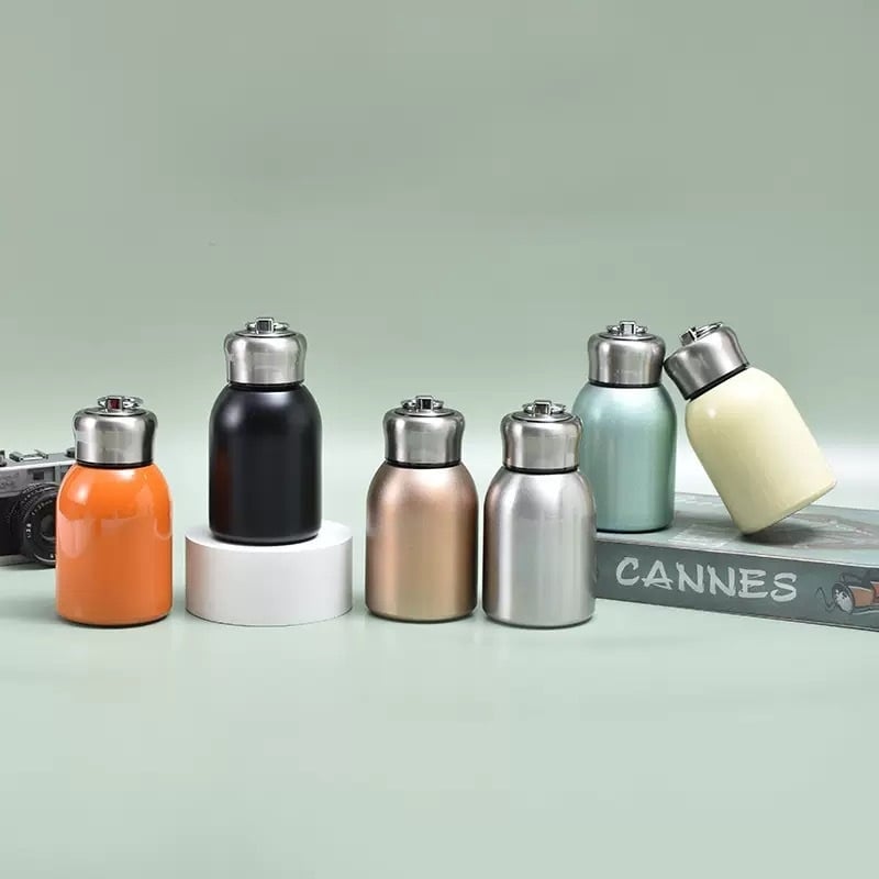 Sporto izoliacinis buteliukas su viduje 304 nerūdijančio plieno ir išorėje 201, 6–12 valandų šilumos izoliacija, logotipo spausdinimas įmanomas, išleista 2023 m.