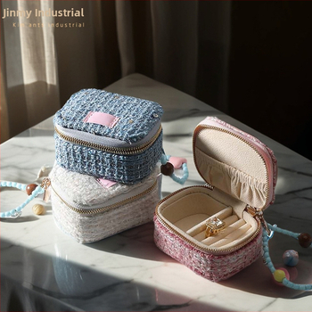 Rīsu velūra juvelierizstrādājumu kastīte prsteniem, auskarām un kulonam — pārnēsājama, augstas kvalitātes iepakojums