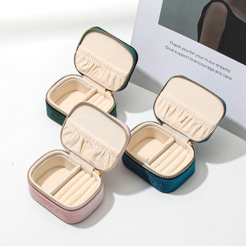 Rīsu velūra juvelierizstrādājumu kastīte prsteniem, auskarām un kulonam — pārnēsājama, augstas kvalitātes iepakojums