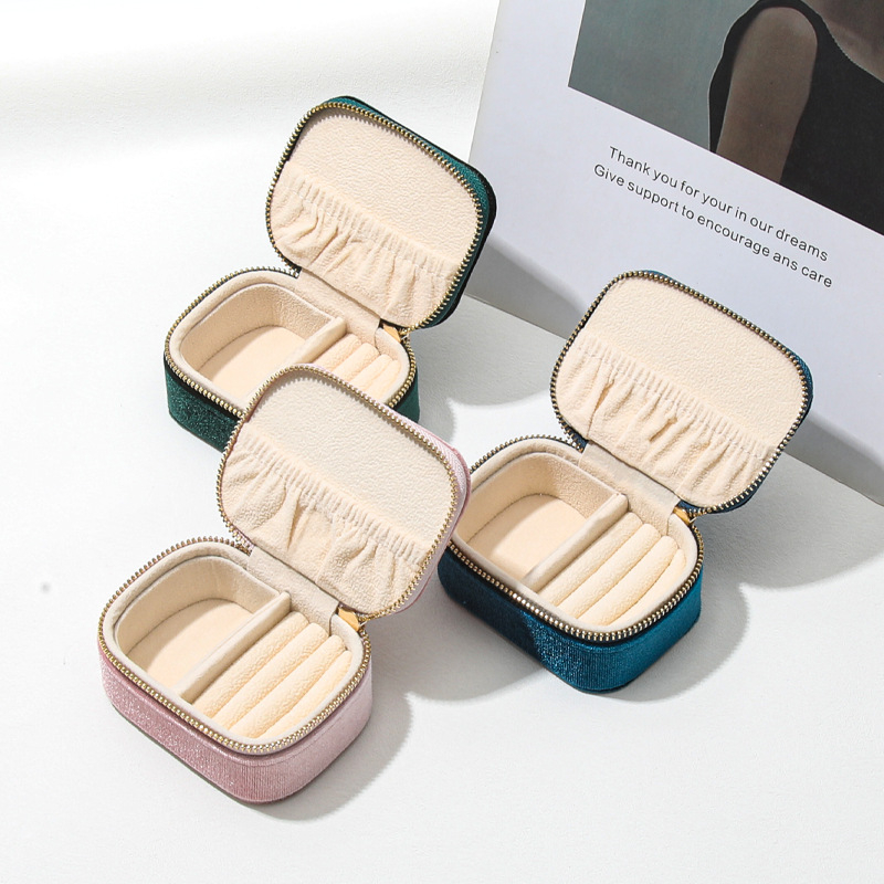 Rīsu velūra juvelierizstrādājumu kastīte prsteniem, auskarām un kulonam — pārnēsājama, augstas kvalitātes iepakojums